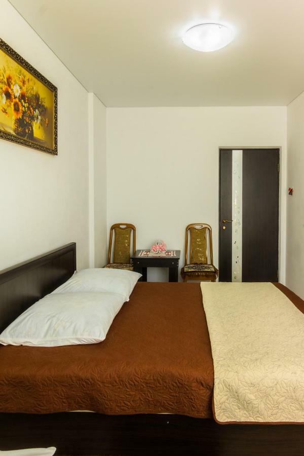 Rooms With Fortetsya View 2 カームヤネツィ・ポジーリシクィイ エクステリア 写真